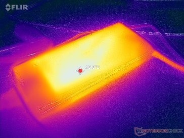 O adaptador CA pode atingir mais de 47 °C ao operar cargas exigentes por longos períodos