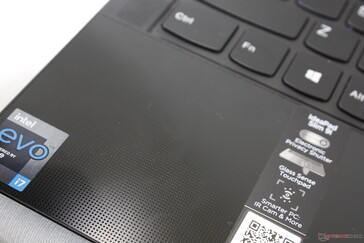 O apoio de palma e o clickpad são de vidro enquanto o deck do teclado é de metal. Os apoios de palma são ligeiramente texturizados com um padrão de pontos