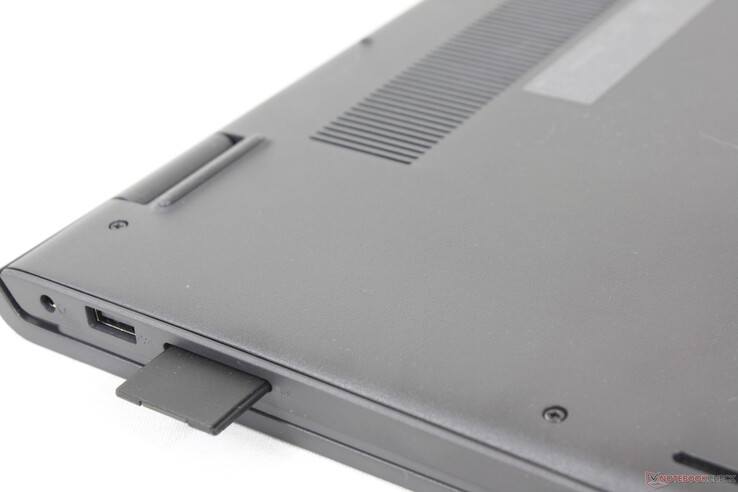 O cartão SD totalmente inserido sempre se projetará por mais da metade de seu comprimento, ao contrário da maioria dos outros laptops