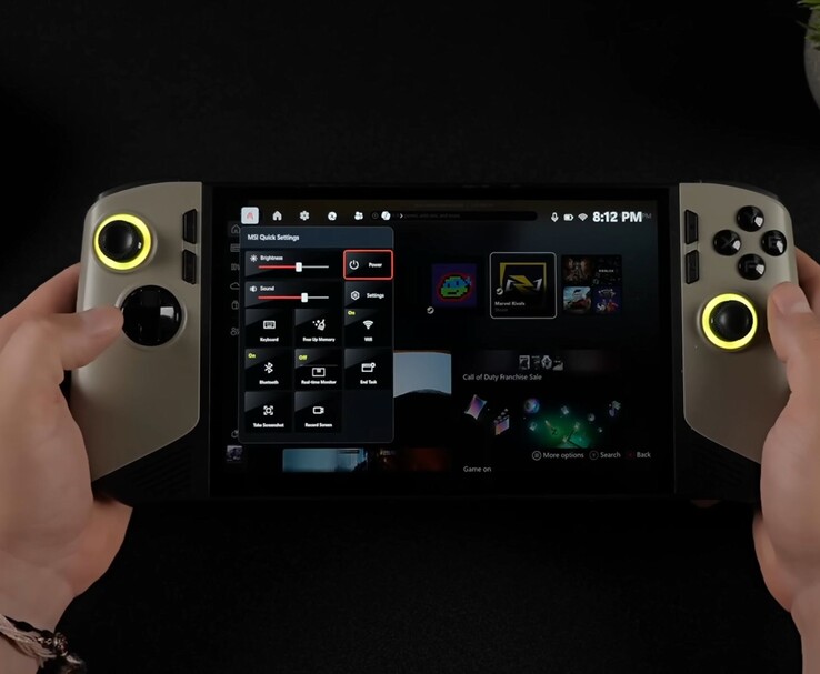 PC para jogos portátil MSI Claw 8 AI mostrando a experiência em tela cheia do Windows 11 Xbox com o painel MSI Quick Settings aberto, destacando os controles de energia e brilho. (ETA Prime via YouTube)