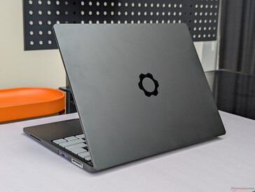 A tampa externa de alumínio é limitada a cinza e prata, enquanto a moldura plástica interna pode ter cores adicionais