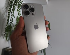 Não é imaginação do senhor, o iPhone 15 Pro funciona mais quente em modo inativo do que os iPhones anteriores. (Imagem: Notebookcheck)