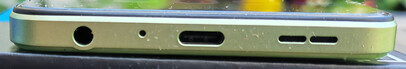 Parte inferior: 3.conector de 5 mm, microfone, porta USB-C, alto-falantes