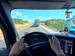 Um usuário do Reddit construiu uma configuração completa do SimRacing em seu caminhão.