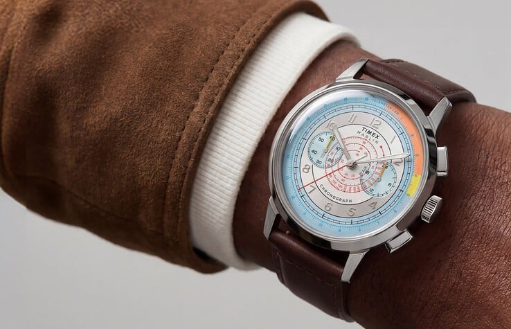 Cronógrafo Timex Marlin Neo Classic com mostrador prateado colorido e pulseira de couro marrom usado no pulso.
