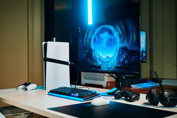 O Sony Inzone M10S II apresenta um design compacto e elegante do suporte, combinado com um acabamento fosco do painel, tornando-o uma opção ideal para configurações premium de jogos em desktop e consoles.