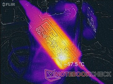 O adaptador AC pode chegar a mais de 57 C quando se trabalha com altas cargas por períodos prolongados