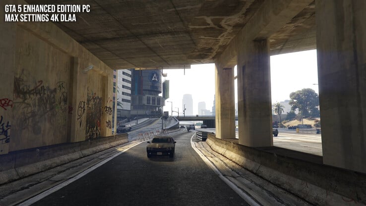 Embora o GTA 5 Enhanced Edition apresente excelentes efeitos de RT, a qualidade dos recursos ainda é visivelmente pixelizada em comparação com jogos modernos.