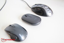 De baixo para cima: Mouse Bluetooth sem nome, Logitech MK470, MX518 clássico desgastado