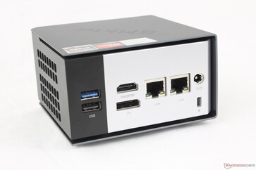 Traseira: USB-A 3.2 Gen. 2 (10 Gbps), USB-A 2.0 (480 Mbps), HDMI 2.0, DisplayPort 1.3, 2x RJ-45 (2,5 Gbps), adaptador CA, trava Kensington