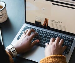 Um trabalhador usando um Macbook Pro Apple (Fonte da imagem: Daniel Thomas/Unsplash)