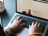 Um trabalhador usando um Macbook Pro Apple (Fonte da imagem: Daniel Thomas/Unsplash)