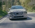 Após os esboços iniciais, o novo Audi A2 e-tron agora mostra sua verdadeira forma em uma capa de camuflagem durante os testes de direção no gelo e na neve no norte da Suécia e no túnel de vento