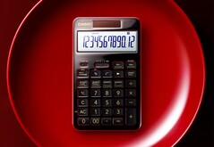 A mais recente calculadora de bolso da Casio apresenta uma caixa de alumínio laqueado preto.