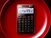 A mais recente calculadora de bolso da Casio apresenta uma caixa de alumínio laqueado preto.