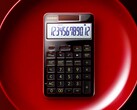 A mais recente calculadora de bolso da Casio apresenta uma caixa de alumínio laqueado preto.