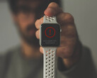 Um Apple Watch running watchOS 8.5 pode agora ser recuperado por um iPhone próximo. (Fonte da imagem: Daniel Cañibano - editado)