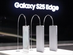 Galaxy S25 Edge (à esquerda) colocado ao lado de unidades fictícias Galaxy S24 Ultra e Galaxy S23 Ultra no evento Galaxy Unpacked 2025 em janeiro. (Fonte da imagem: Fnnews)