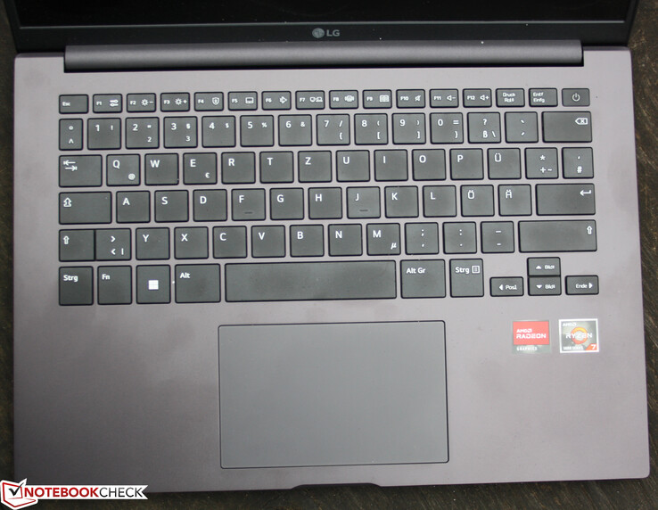 O deck do teclado exibe uma flexibilidade significativa no meio, diminuindo a sensação de qualidade do laptop.