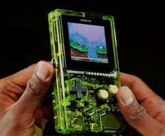 A versão mais recente do ModRetro Chromatic utiliza uma carcaça de plástico transparente.