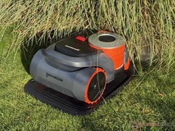 Navimow H2 em sua estação de recarga