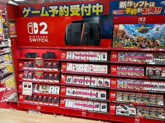 Nintendo Switch 2 em exposição em loja japonesa (Fonte da imagem: conta Nintendeal X)
