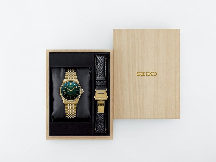 Relógio Seiko Presage Classic x Tradman’s Bonsai e uma pulseira adicional de couro preta, apresentados dentro de uma caixa de apresentação de madeira.