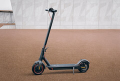 A Xiaomi Electric Scooter 4 Pro é na verdade fabricada pela Segway-Ninebot, Mi Electric Scooter Pro fotografada. (Fonte da imagem: Xiaomi)