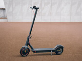 A Xiaomi Electric Scooter 4 Pro é na verdade fabricada pela Segway-Ninebot, Mi Electric Scooter Pro fotografada. (Fonte da imagem: Xiaomi)