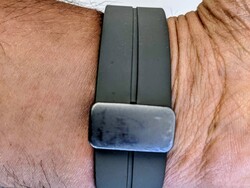 O fecho de metal do Galaxy Watch5 Pro mostra sinais de uso