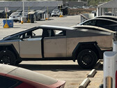 Impressões digitais e manchas podem ser um problema para os compradores do Cybertruck da Tesla. (Fonte da imagem: @BobbyEParody on X)
