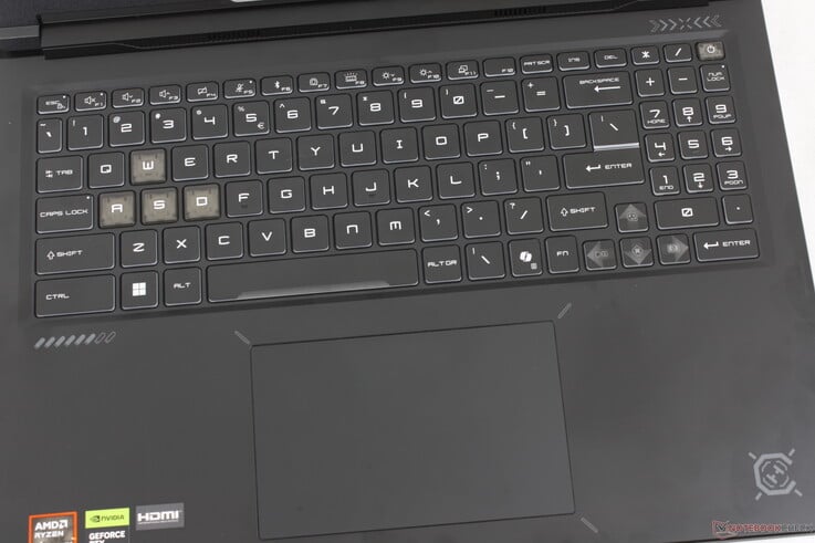 O mesmo teclado do Crosshair 16 HX, mas com um clickpad ligeiramente maior (13 x 8,2 cm contra 12 x 7,5 cm)