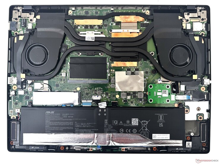 Asus ProArt StudioBook 16 internos