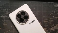 Vazamento do design do Realme GT5 Pro. (Fonte: Xiaoyu Review via Weibo)