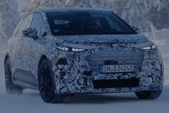 Após os esboços iniciais, o novo Audi A2 e-tron agora aparece na vida real em uma película de camuflagem durante os testes de direção no gelo e na neve no norte da Suécia e no túnel de vento.