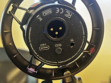 Parte inferior: Entrada XLR, USB-C, botão de energia/LED, saída de áudio de 3,5 mm