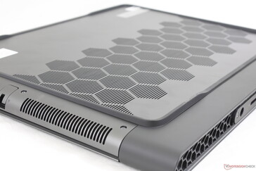 Assinatura de grelhas de ventilação hexagonais compartilhadas entre os modelos Alienware