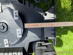 O cortador tem um bom espaço de 11 cm até a borda do cortador de grama robótico