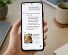 Uma mão segurando um smartphone que exibe uma resposta de IA com um anúncio patrocinado abaixo dela