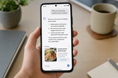 Uma mão segurando um smartphone que exibe uma resposta de IA com um anúncio patrocinado abaixo dela