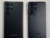 Um boneco Galaxy S22 Ultra ao lado da unidade Galaxy S21 Ultra. (Fonte da imagem: GSMArena)