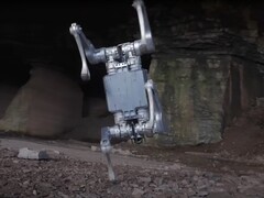 O Unitree A2 Stellar Hunter pode não apenas dançar, mas também carregar até 66 libras em suas costas. (Fonte da imagem: Untitree via YouTube) 