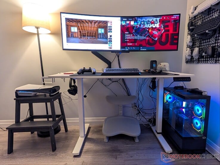 Arctis Nova Pro Omni conectado ao PC, à PS5 e ao Pixel 9 Pro XL (por favor, não liguem para a bagunça de cabos).