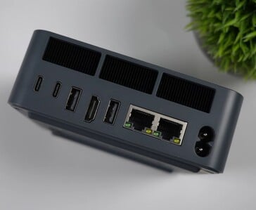 A parte traseira de E/S do mini PC Beelink EQi 304 apresenta duas portas Thunderbolt 4, HDMI, portas USB Tipo A, duas portas Ethernet e entrada de alimentação.