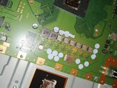 Os PS5 desmontados podem danificar a barreira e levar ao derramamento de metal líquido no APU do console. (Fonte de imagem: @68logic no Twitter)