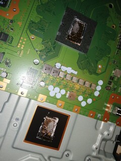 Os PS5 desmontados podem danificar a barreira e levar ao derramamento de metal líquido no APU do console. (Fonte de imagem: @68logic no Twitter)