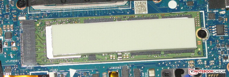 Um SSD serve como acionamento do sistema.