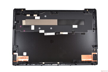 Lenovo Z13: A tampa inferior é feita de plástico na versão Wi-Fi