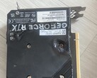 Placa traseira derretida de uma GPU EmTek StormX Dual RTX 4060 Ti. (Fonte da imagem: user_634494 na Quasar Zone)
