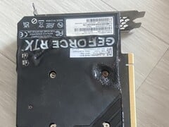 Placa traseira derretida de uma GPU EmTek StormX Dual RTX 4060 Ti. (Fonte da imagem: user_634494 na Quasar Zone)